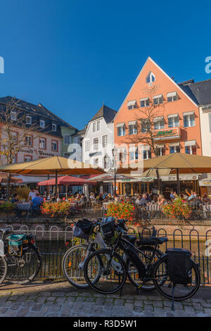 Stadt Saarburg auf Saar, Naturpark Saar-Hunsrück, von Weinbergen, überwiegend Riesling, Rheinland-Pfalz, Deutschland umgeben, Stockfoto