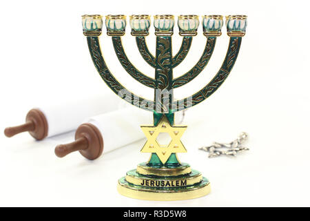 Menorah und Tora-rolle Stockfoto