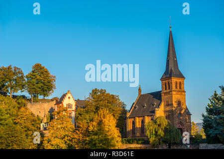 Neo-gotischen evangelische Kirche auf Castle Hill, 1893 gebaut, Stadt Saarburg auf Saar, Naturpark Saar-Hunsrück, Rheinland-Pfalz, Deutschland, Stockfoto