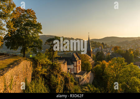 Stadt Saarburg auf Saar, Blick vom Schloss, Naturpark Saar-Hunsrück, von Weinbergen, überwiegend Riesling, Rheinland-Pfalz, Deutschland umgeben Stockfoto