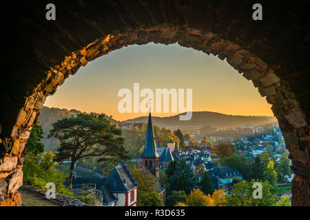 Stadt Saarburg auf Saar, Blick vom Schloss, Naturpark Saar-Hunsrück, von Weinbergen, überwiegend Riesling, Rheinland-Pfalz, Deutschland umgeben Stockfoto