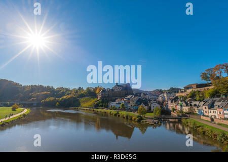 Stadt Saarburg auf Saar, Naturpark Saar-Hunsrück, von Weinbergen, überwiegend Riesling, Rheinland-Pfalz, Deutschland umgeben, Stockfoto