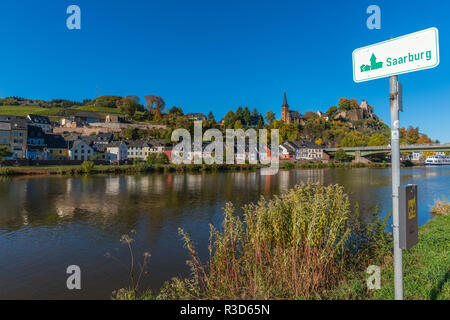 Stadt Saarburg auf Saar, Naturpark Saar-Hunsrück, von Weinbergen, überwiegend Riesling, Rheinland-Pfalz, Deutschland umgeben, Stockfoto