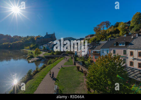 Stadt Saarburg auf Saar, Naturpark Saar-Hunsrück, von Weinbergen, überwiegend Riesling, Rheinland-Pfalz, Deutschland umgeben, Stockfoto