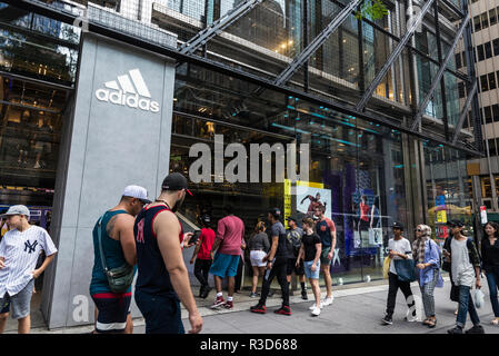 New York City, USA - 28. Juli 2018: Adidas, Sport Store in der Fifth Avenue (5th Avenue) mit Menschen in Manhattan in New York City, USA Stockfoto