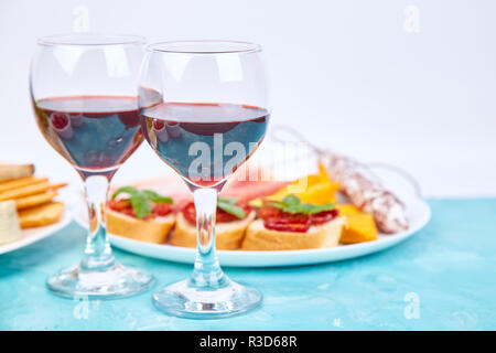 Italienische Antipasti Wein Snacks. Antipasto catering Plattenteller mit ruckartiger, Salami, Käse, Trauben, Oliven, Gurken, Schinken mit Melone, Brushettas. Stockfoto