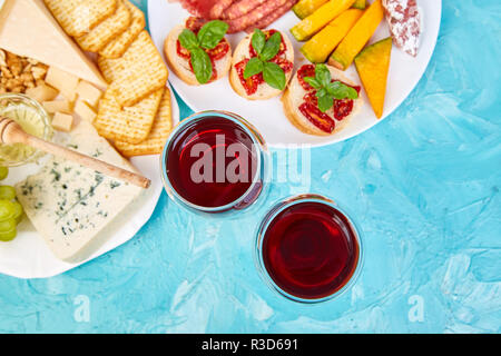 Italienische Antipasti Wein Snacks. Antipasto catering Plattenteller mit ruckartiger, Salami, Käse, Trauben, Oliven, Gurken, Schinken mit Melone, Brushettas. Stockfoto