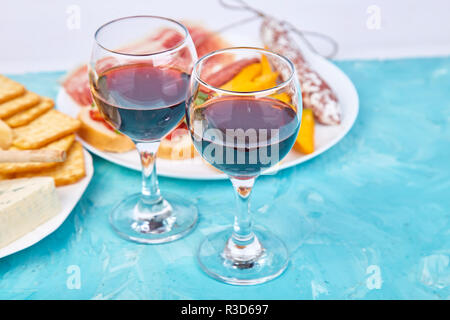 Italienische Antipasti Wein Snacks. Antipasto catering Plattenteller mit ruckartiger, Salami, Käse, Trauben, Oliven, Gurken, Schinken mit Melone, Brushettas. Stockfoto