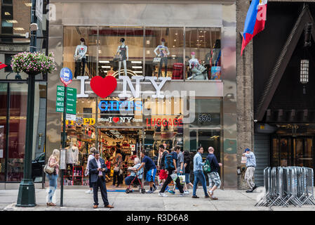 New York City, USA - 28. Juli 2018: Geschenk und Gepäck Store in der Fifth Avenue (5th Avenue) mit Menschen in Manhattan in New York City, USA Stockfoto