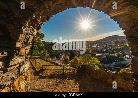 Stadt Saarburg auf Saar, Blick vom Schloss, Naturpark Saar-Hunsrück, von Weinbergen, überwiegend Riesling, Rheinland-Pfalz, Deutschland umgeben Stockfoto