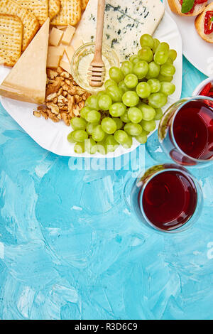 Italienische Antipasti Wein Snacks. Antipasto catering Plattenteller mit ruckartiger, Salami, Käse, Trauben, Oliven, Gurken, Schinken mit Melone, Brushettas. Stockfoto