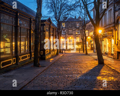 Crown Place in der Dämmerung Harrogate, North Yorkshire England Stockfoto