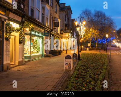 Weihnachten Dekorationen auf Montpellier Hill bei Dämmerung Harrogate, North Yorkshire England Stockfoto