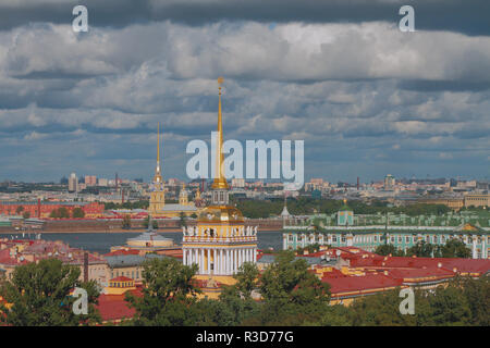 Dächer und Stadt unter Wolken. St. Petersburg, Russland Stockfoto