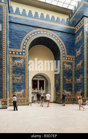 Berlin. Deutschland. Pergamon Museum. Wiederaufbau der Ischtar-tor von Babylon. Das Ischtar-tor war das achte Tor zum inneren Stadt Babylon. Es Stockfoto