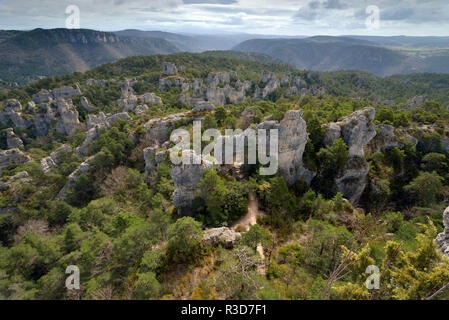 Viadukt von Millau (Südfrankreich): felsenmeer "Chaos de Montpellier-le-Vieux". Blick auf das Felsenmeer und die Landschaft von den Kalkstein p Stockfoto