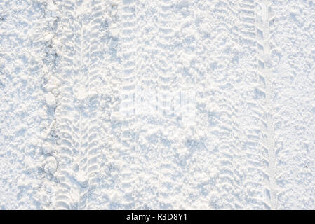 Straße im Winter, die Beschaffenheit von Schnee und und Spuren der Lauffläche Stockfoto