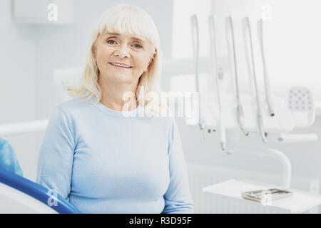 Nach Arzt. Schöne ältere Frau lächelnd während in der Zahnarztpraxis posing Stockfoto