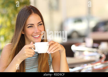 Nachdenkliche Frau denken in einem Café Terrasse Stockfoto