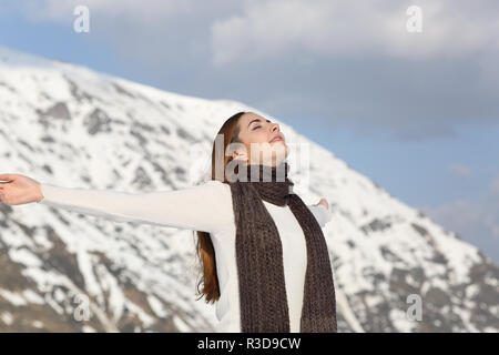 Frau frische Luft Anheben der Arme im Winter Stockfoto