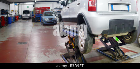 Auto Techniker Reparatur Auto in Werkstatt Service station Stockfoto