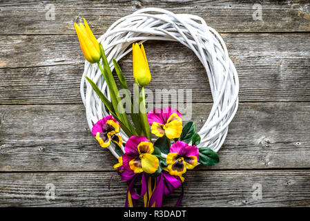 Ostern Hintergrund mit Frühling Blumen Kranz auf Tür Stockfoto