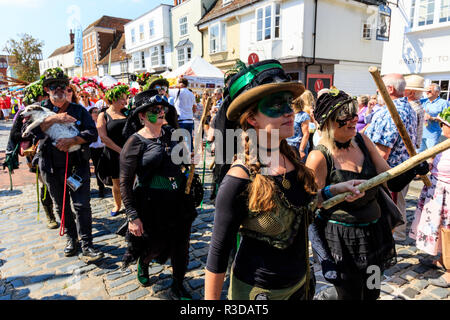 Faversham Hop Festival. Boxhill Bedlam Morris Dancers walking Pass Viewer während der Parade marschieren. Gesichter haben schwarze Masken über ihre Augen gemalt. Stockfoto