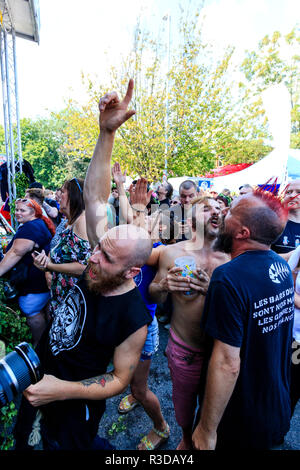 Faversham Hop Festival 2018, rasierte Kopf Fans der französischen Rock folk Group, Sur Les Docks, Singen und Tanzen im Publikum mit dem Konzert. Stockfoto