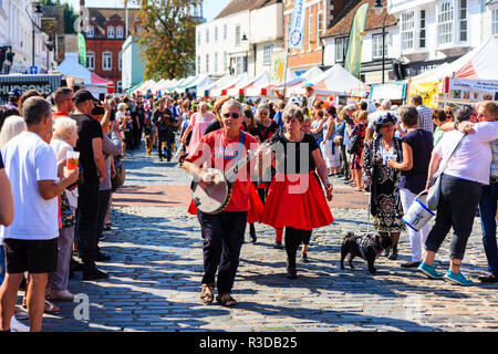 Faversham hop Festival. Die Parade. Traditionelle englische Volkstänzer, der Frauen Creekside Cloggers Morris Seite, zu Fuß in Richtung Betrachter in der Straße. Stockfoto