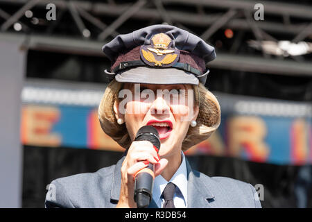 Faversham Hop Festival 2018, Annie Riley aus dem Duo die Swingtime Schatze auf der Bühne halten Mikrofon und Gesang in wraf Uniform. Close Up. Stockfoto