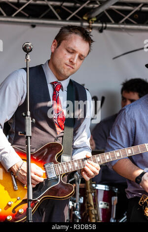 Faversham Hop Festival 2018, vintage Swingtime band Gänsehaut auf der Bühne. Mann, Ben grüne Weste und Krawatte tragen, spielen Lead Gitarre. Stockfoto