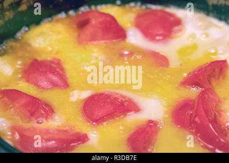 Spiegeleier mit Tomaten in der Pfanne Stockfoto