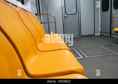 Kiew metro Wagen Interieur mit keine Menschen und orange Sitze Stockfoto