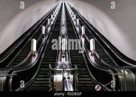 Eine alte Rolltreppe in Kiew U-Bahn aus der UDSSR Zeit Stockfoto