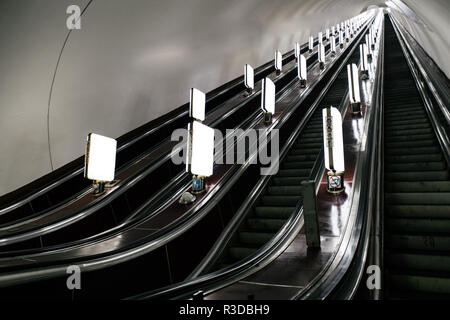 Eine alte Rolltreppe in Kiew U-Bahn aus der UDSSR Zeit Stockfoto