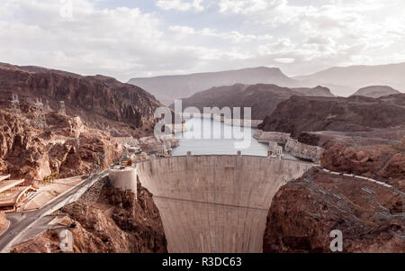 Der Hoover Dam von der Mike O'Callaghan - Pat Tillman Memorial Bridge Plaza auf einen trüben Morgen. Stockfoto