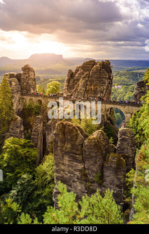 Panorama Blick auf die Basteibrücke. Bastei ist berühmt für die schönen Felsformationen im Nationalpark Sächsische Schweiz, in der Nähe von Dresden und Kurort Rathen - Ge Stockfoto