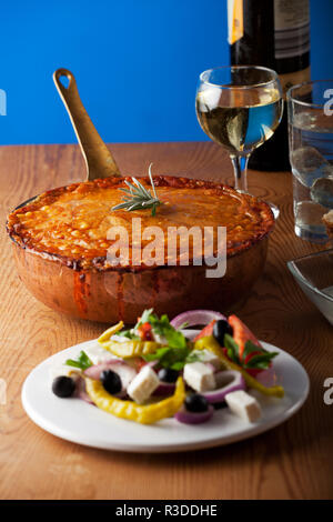 gebackene Moussaka Gericht auf einem Holzbrett Stockfoto