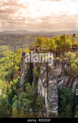 Panoramablick auf die wunderschöne Felsformationen der Bastei in der Sächsischen Schweiz National Park, in der Nähe von Dresden und Kurort Rathen - Deutschland. Beliebte Reise destinat Stockfoto