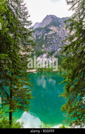 See Prags (auch bekannt als Pragser Wildsee oder Lago di Braies), Dolomiten, Südtirol, Italien - Europa. Romantischer Ort mit typischen hölzernen Boa Stockfoto