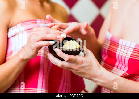 Frauen in den Hammam Dampfbad mit Peeling Stockfoto