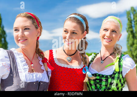 Freundinnen besuchen Volksfest in Bayern Stockfoto