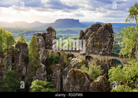 Panorama Blick auf die Basteibrücke. Bastei ist berühmt für die schönen Felsformationen im Nationalpark Sächsische Schweiz, in der Nähe von Dresden und Kurort Rathen - Ge Stockfoto