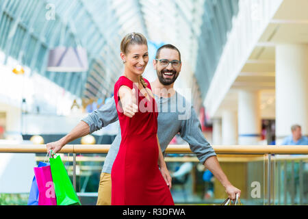 Mann und Frau im Kaufhaus mit Tüten Stockfoto