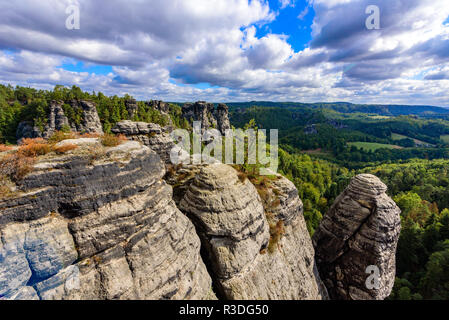 Panoramablick auf die wunderschöne Felsformationen der Bastei in der Sächsischen Schweiz National Park, in der Nähe von Dresden und Kurort Rathen - Deutschland. Beliebte Reise destinat Stockfoto