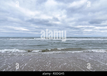 Leeren Strand, Wellen und dramatischen Himmel an der Ostsee Küste. Stockfoto