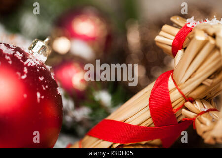 Red christmas Kugeln zwischen Kegel und Tannenzweigen mit Schnee bedeckt Stockfoto