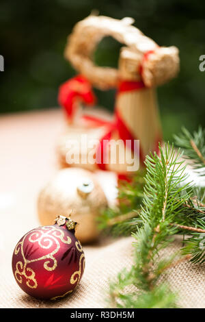 Goldenen Weihnachtsbaum Kugeln glitzernden auf pine Zweig mit Schnee Stockfoto