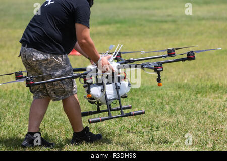 Thessaloniki, Griechenland - 21. Juni 2018: Professionelle Landwirtschaft Brummen auf dem grünen Feld während der pre-Flight Preparation Stockfoto