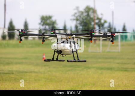 Thessaloniki, Griechenland - 21. Juni 2018: Professionelle Landwirtschaft Brummen auf dem grünen Feld während der Testflug Stockfoto